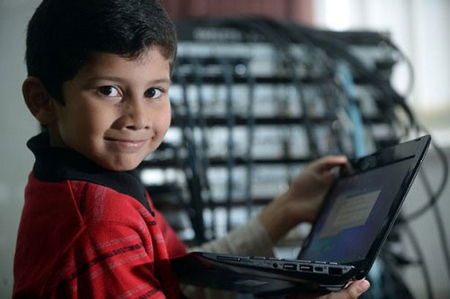 Ayan Qureshi (5 tuổi) phá kỷ lục chuyên gia IT nhỏ tuổi nhất thế giới.